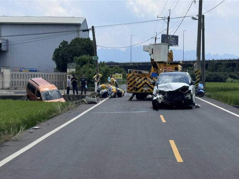 兩車在芬園鄉嘉東街一處交叉路口時發生碰撞，箱型車偏向撞斷路旁的電線桿後，倒栽入一旁稻田中，駕駛幸未受傷，休旅車駕駛胸口鈍挫傷，經送醫救護無大礙，車禍造成兩車車頭毀損。（圖／警方提供）