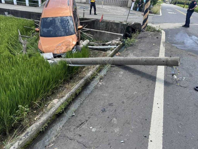 兩車在芬園鄉嘉東街一處交叉路口時發生碰撞，箱型車偏向撞斷路旁的電線桿後，倒栽入一旁稻田中，駕駛幸未受傷，休旅車駕駛胸口鈍挫傷，經送醫救護無大礙，車禍造成兩車車頭毀損。（圖／警方提供）