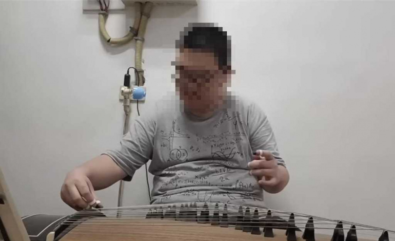張小弟彈奏古箏的影片，一直都是由爸爸每天拍攝，爸爸遇上車禍死劫，張小弟直到現在還在等爸爸回家，繼續幫他拍影片。(圖／楊正安提供）