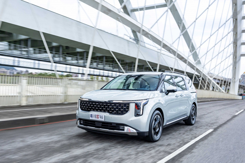 全功能豪華休旅The new Carnival，不僅四度蟬聯2022-2025車訊風雲獎「最佳進口大型MPV」殊榮，自2025年1-5月更以突破千台的1,087台，寫下年成長率高達64%的亮眼佳績。（圖／台灣森那美起亞提供）