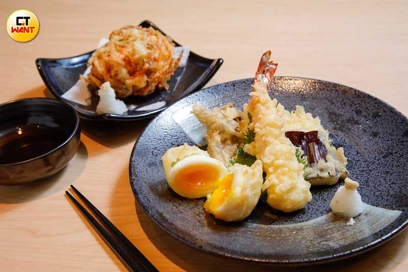 「承知助天婦羅盛合」（前，220元）、「炸蔬菜櫻花蝦餅」。（100元，圖／趙文彬攝）