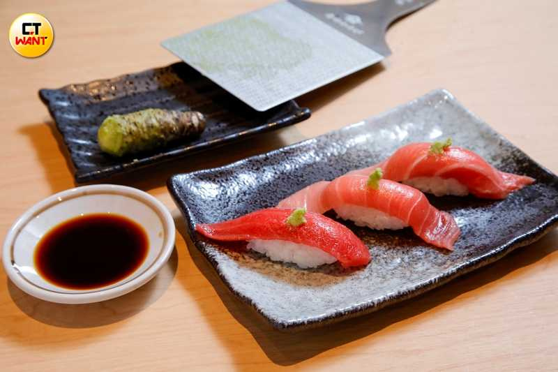 「黑鮪赤身」（左起，100元）、「黑鮪魚中腹」（140元）、「黑鮪魚大腹」（180元）特別搭配現磨山葵突顯風味。（圖／趙文彬攝）