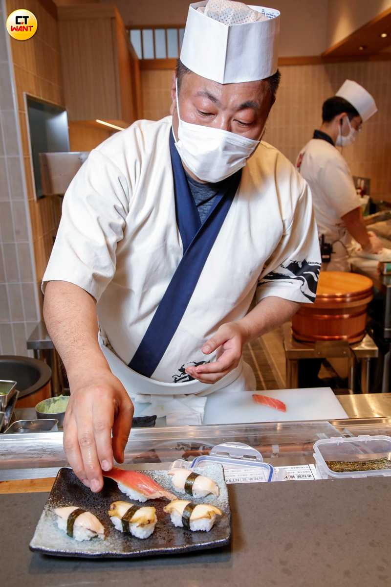 在板前座位可見料理長現捏握壽司的過程。（圖／趙文彬攝）