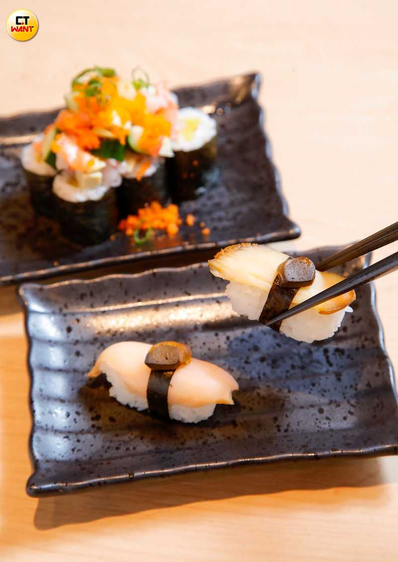 店內提供「活鮑魚」（前，100元）、「燉煮鮑魚」（120元）兩款鮑魚壽司，後為堆疊各式魚肉切丁與蝦卵等滿滿海鮮食材的「海寶卷」。（180元，圖／趙文彬攝）