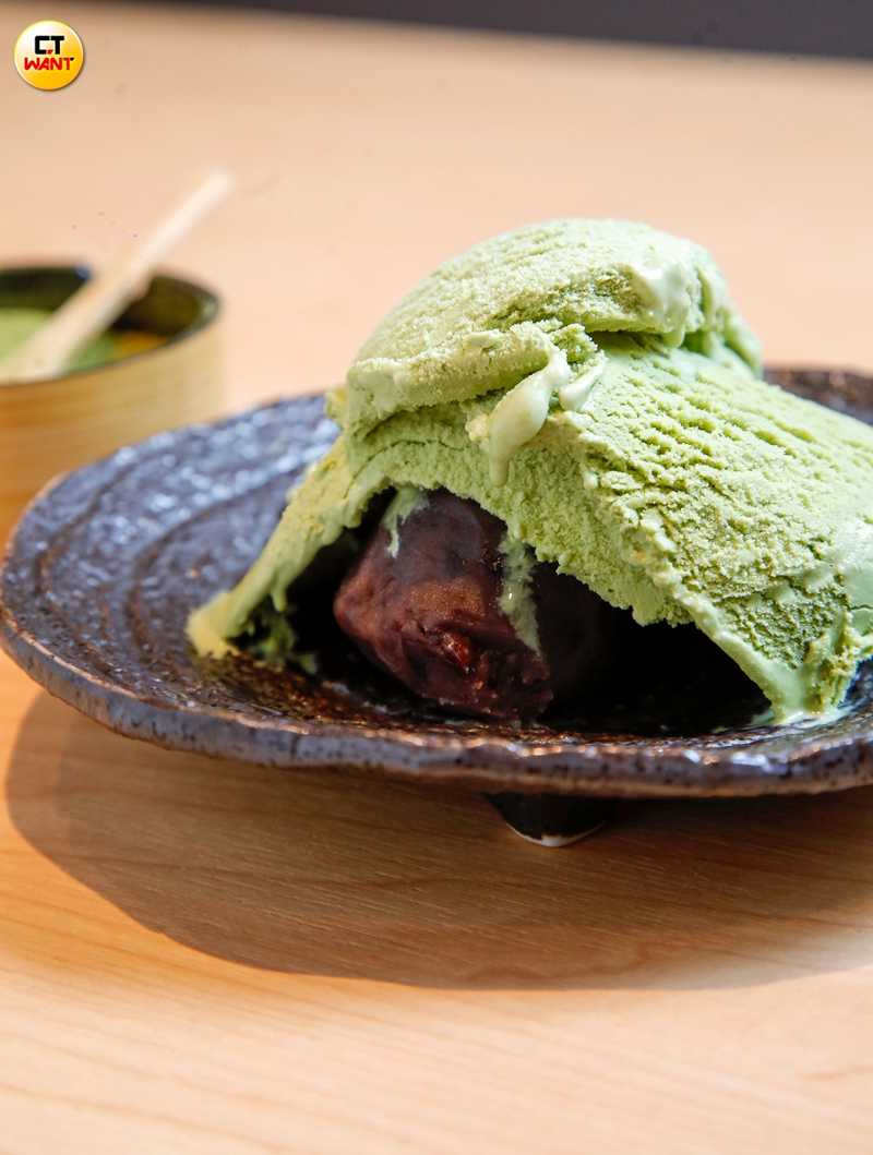 冰淇淋甜點主要區分為抹茶、香草兩大口味，還可依喜好選擇搭配紅豆泥或地瓜，圖為優雅不甜膩的「祇園娘 抹茶冰淇淋紅豆泥」。（130元，圖／趙文彬攝）