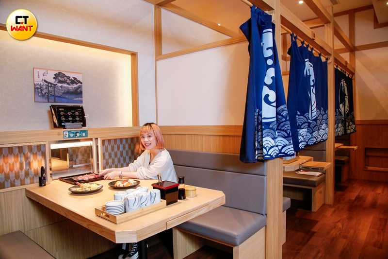 店內設置17個半個室包廂，以平板點餐後餐點便會透過自動化極速軌道送達。（圖／趙文彬攝）