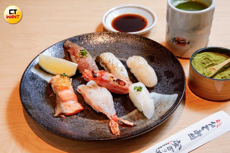 店內提供多種壽司盛合選擇，其中「承知助 炎」囊括蔥花鹽烤鮪魚、鹽烤北海道干貝、炙燒赤海老等六品。（330元，圖／趙文彬攝）