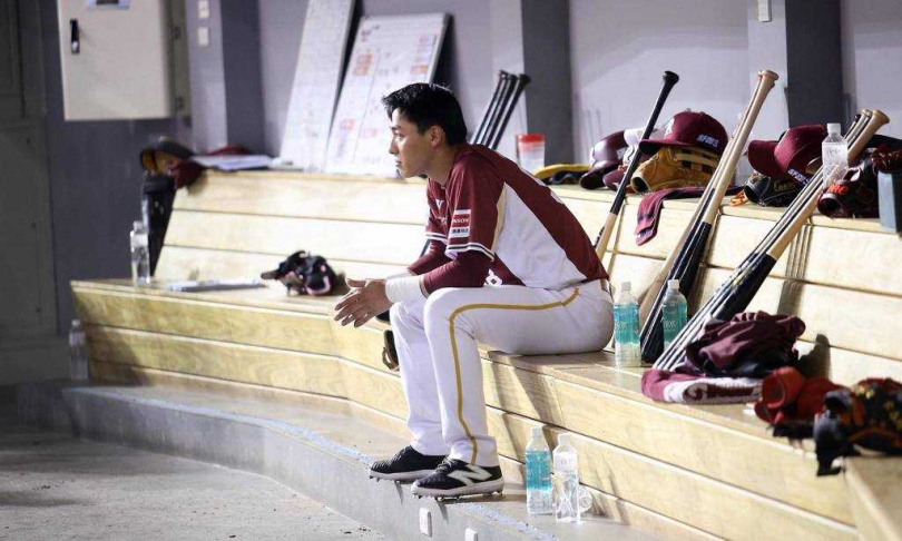 樂天陳晨威挑戰單季連34場安打失敗，下場後獨自坐在休息區內。（圖／中國時報范揚光攝）