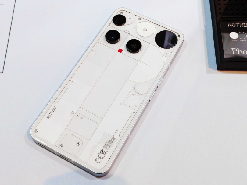 Nothing Phone(3)，右上角的大圓形就是Glyph Matrix背蓋點陣式圓形螢幕。（圖／廖梓翔攝）