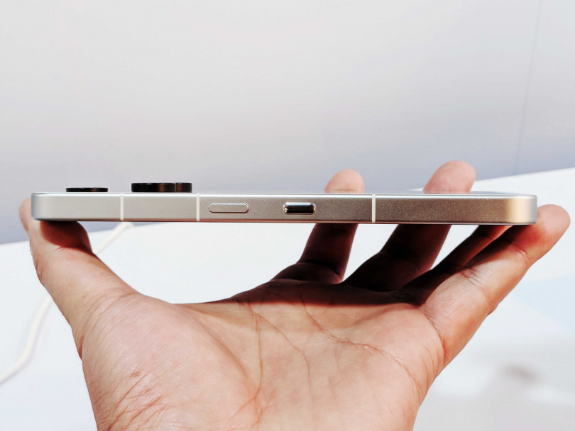 值得一提的是，Nothing Phone(3)側邊的兩個按鈕，一個是電源鍵（左），一個是快捷功能按鈕（右），現場使用時短按是截圖功能、長按不放是錄音功能。（圖／廖梓翔攝）