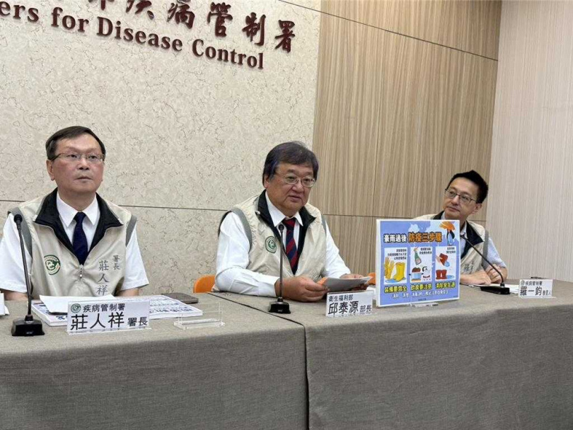 衛福部部長邱泰源與疾管署署長莊人祥、副署長羅一鈞共同提醒，颱風後一個月內為類鼻疽疫情高風險期（圖／中國時報鄭郁蓁攝）