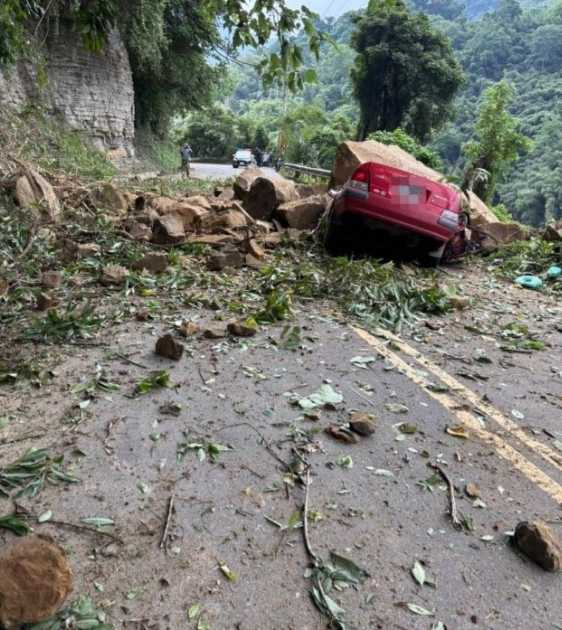 苗栗縣泰安鄉清安道路今（6）日下午3時許爆落石意外，警消趕抵現場搶救。（圖／翻攝畫面）