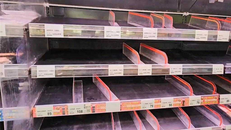 生鮮肉品貨架被民眾掃購一空，僅剩空架。（圖／中國時報蕭嘉蕙攝）