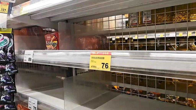 楊柳颱風前夕，賣場泡麵區瞬間被掃光。（圖／中國時報蕭嘉蕙攝）