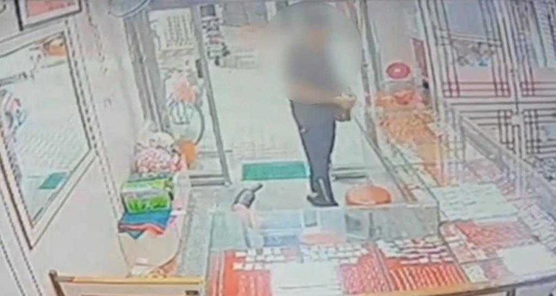 38歲王男搶走銀樓66只金戒指。（圖／讀者提供）