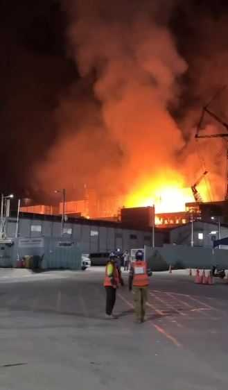 高雄興達電廠今天（9日）晚間發生火警。（圖／翻攝畫面）