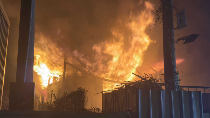 台南深夜大火。（圖／翻攝記者爆料網）