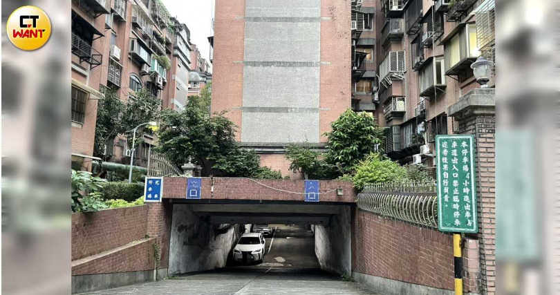 台北市大安社區公共區域包括地下停車場等，住戶發現遭人違法採樣海砂鑑定。（圖／李蕙璇攝）