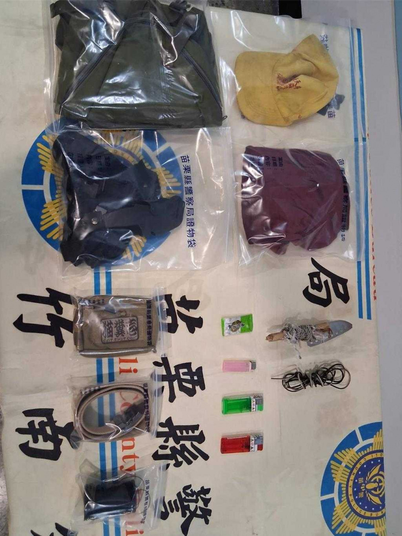 越南籍留學生竟扮搶匪遠赴苗栗縣竹南鎮行搶超商,潛逃40小時後在新竹市落網,警方起獲兇刀等證物。(圖/翻攝畫面)