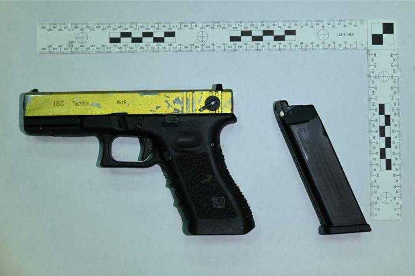 越南籍留學生竟扮搶匪遠赴苗栗縣竹南鎮行搶超商,潛逃40小時後在新竹市落網,警方起獲作案BB槍。(圖/翻攝畫面)