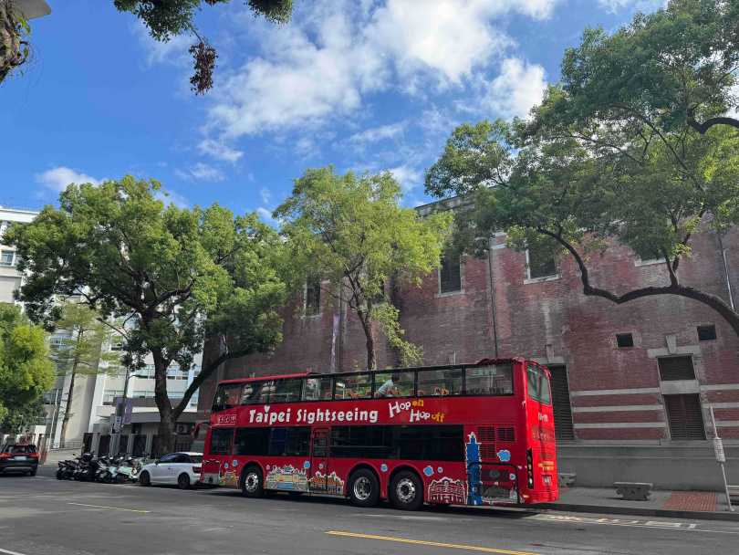 君品Collection將觀光巴士化身為「君品幸福巴士」，將在18日開放10組準新人報名免費參加移動式婚體日。（圖／雲品國際提供）