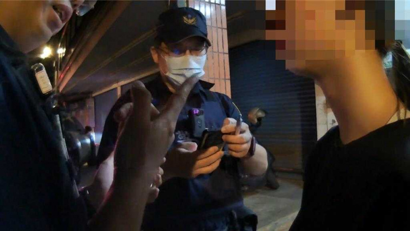 日前晚間11時許,桃園市中壢警分局仁愛派出所所長及員警正執行金融機構巡邏勤務時,發現一對母女在興仁路華勛郵局前邊講電話邊操作提款機,員警上直覺有異立刻前關心,成功阻止一起網路詐騙案件,避免民眾損失10萬元。(圖/中壢警分局提供)