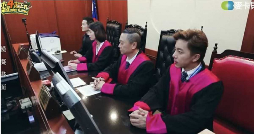 謝坤達2019年曾參與YouTube節目《木曜4超玩》,體驗「一日檢察官」進入地檢署偵查現場,畫面近日被網友翻出熱議。(圖/翻攝自YT,木曜4超玩)