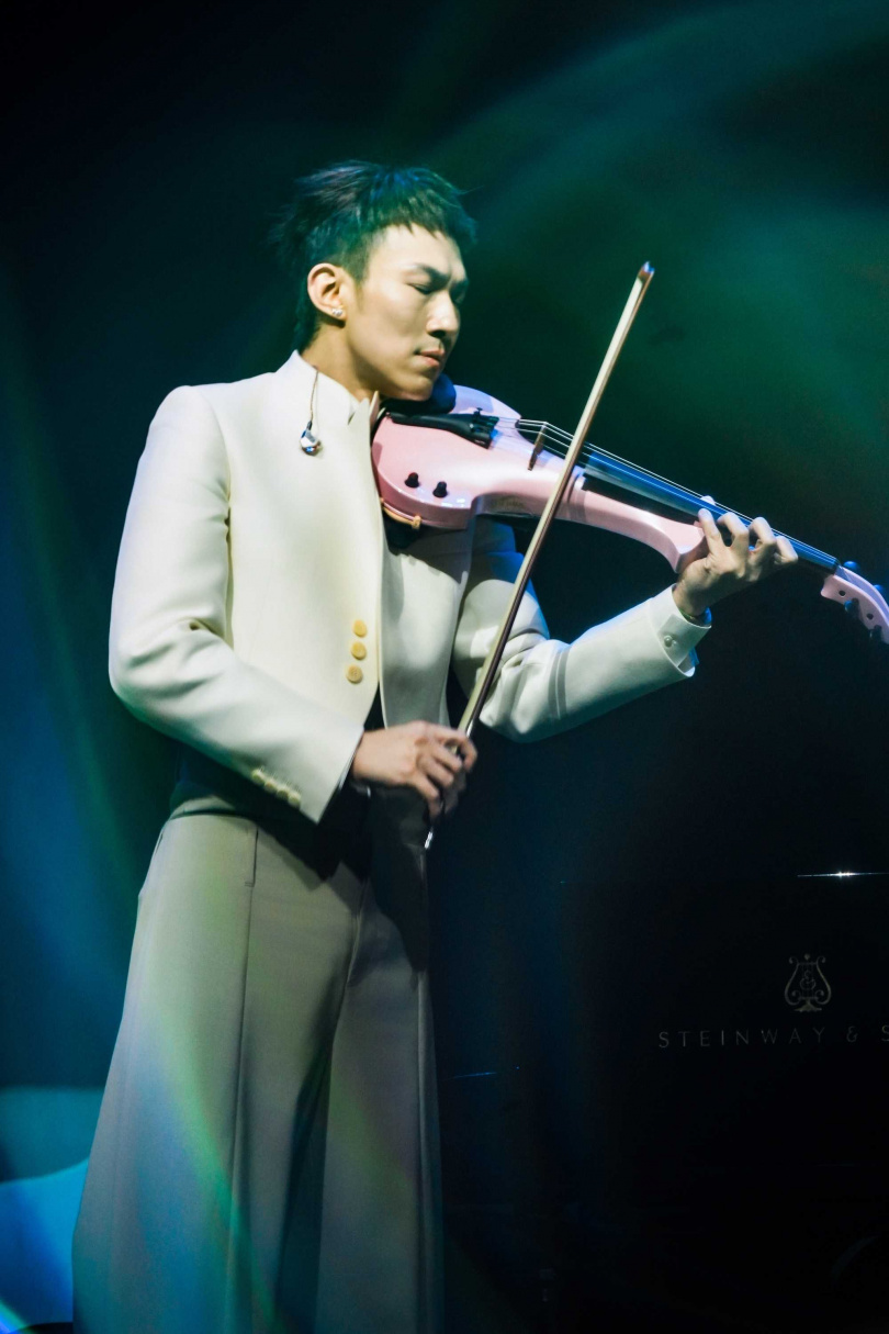 阿龔在音樂會上演奏蘇打綠的歌曲。(圖/緒風有限公司提供)