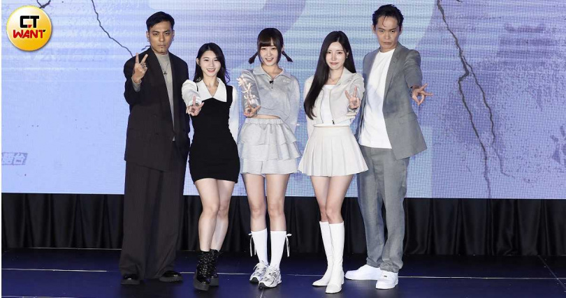 嘎嘎(左起)、筱晴、希希、台妹小南 南珉貞、黃鐙輝出席《菜鳥仔 NICE PLAY》開播記者會。 (圖/侯世駿攝)