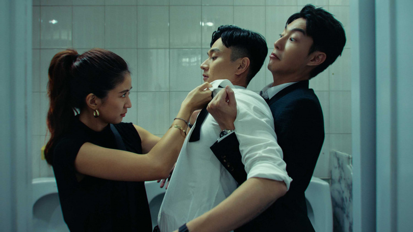 9m88(左起)、劉冠廷、蔡凡熙三人在《雙囍》中要共同面對「一天兩場婚禮」,讓蔡凡熙驚呼「拍攝過程很混亂」。(圖/水花電影提供)
