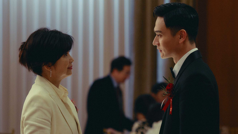 楊貴媚(左)在《雙囍》中飾演劉冠廷(右)的母親。(圖/水花電影提供)