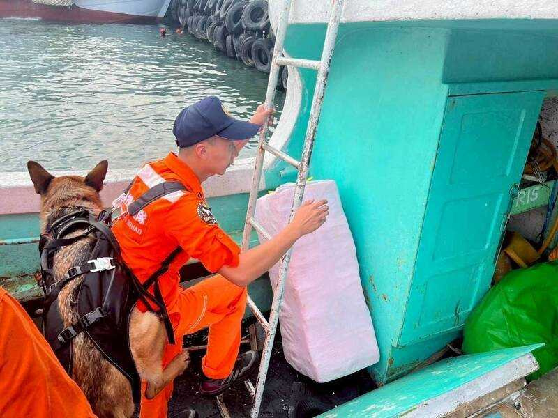 海巡人員背負緝毒犬登船查緝。（圖／橋頭地檢署提供）