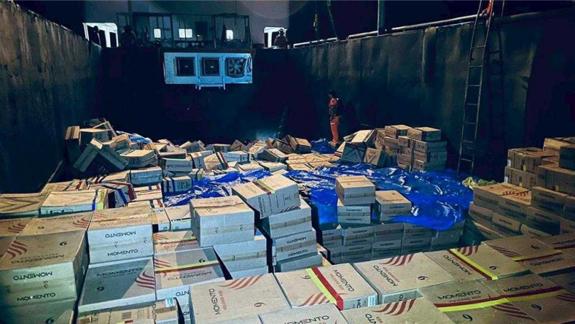 查扣3艘漁船及貨車，起出逾101萬包私菸，市值破億。（圖／橋頭地檢署提供）