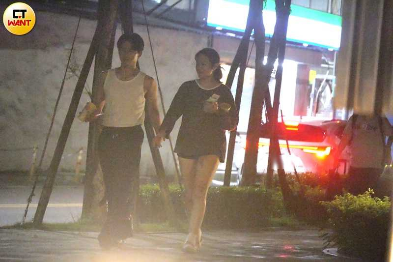 范范曾與經紀人邊約會還邊抽菸。（圖／本刊攝影組）