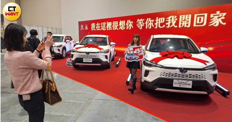 國產建材今舉辦集團旺年會，席開200桌，最大獎是3台Toyota corolla cross油電車，比去年加碼1台。（圖／林榮芳攝）