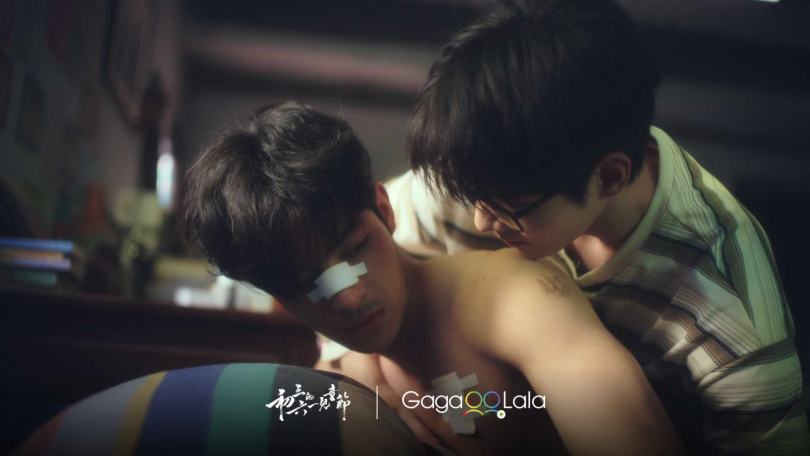 何初三 (右) 為夏六一 (左) 擦拭身體與纏繞繃帶的特寫場面，兩人呼吸交錯、肢體緊貼。（圖／GagaOOLala）