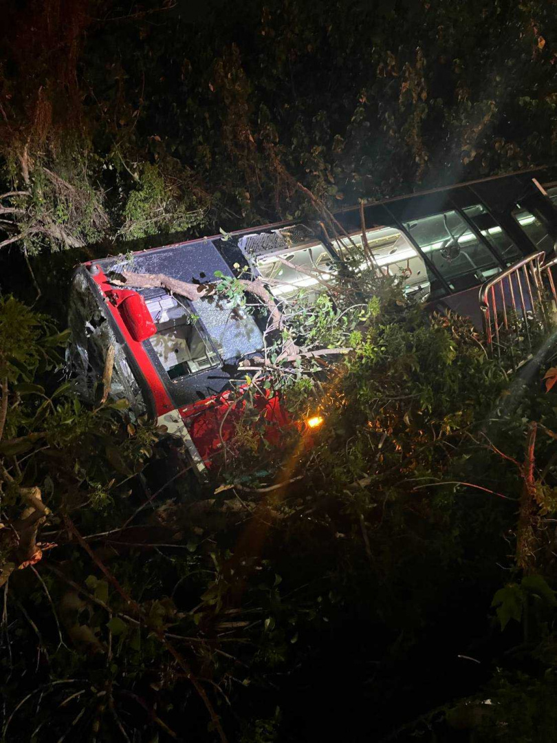 台中昨晚發生公車翻覆意外。（圖／翻攝記者爆料網）
