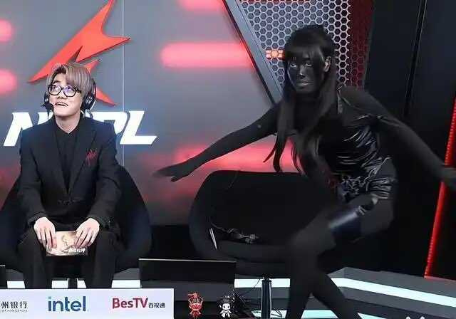 喳喳直接將全身塗黑上陣。（圖／翻攝自X@wangjupaian）