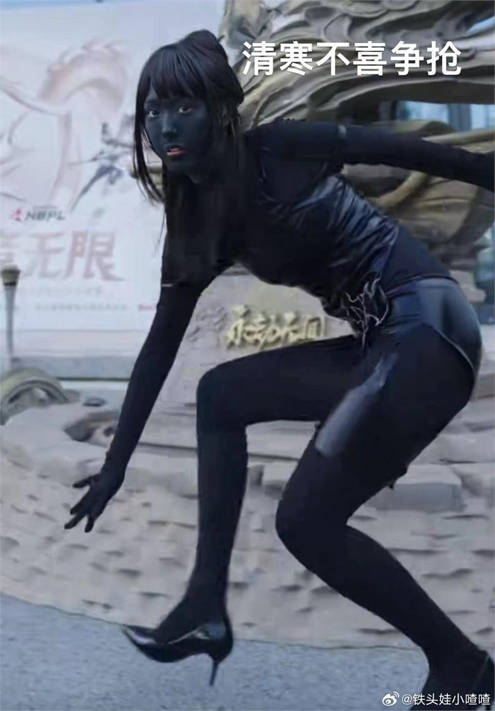 喳喳直接將全身塗黑上陣。（圖／翻攝「鐵頭娃小喳喳」微博）