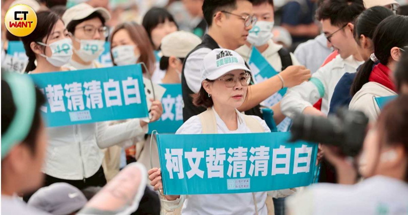民眾黨自2024總統大選聲勢衝上高峰後，隨著黨內爭議頻傳，整體支持度一路震盪下滑（圖／黃耀徵攝）