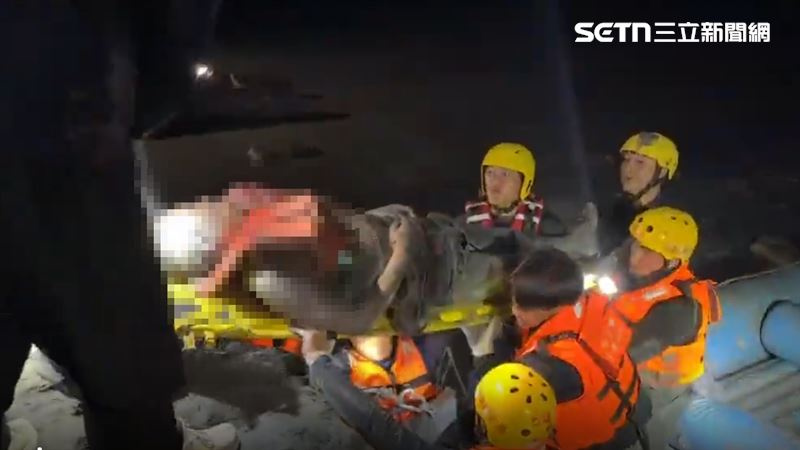 接觸到受困的鄧姓工地主任,他睜開眼,用虛弱的聲音,說出「救救我吧」。(圖/翻攝畫面)