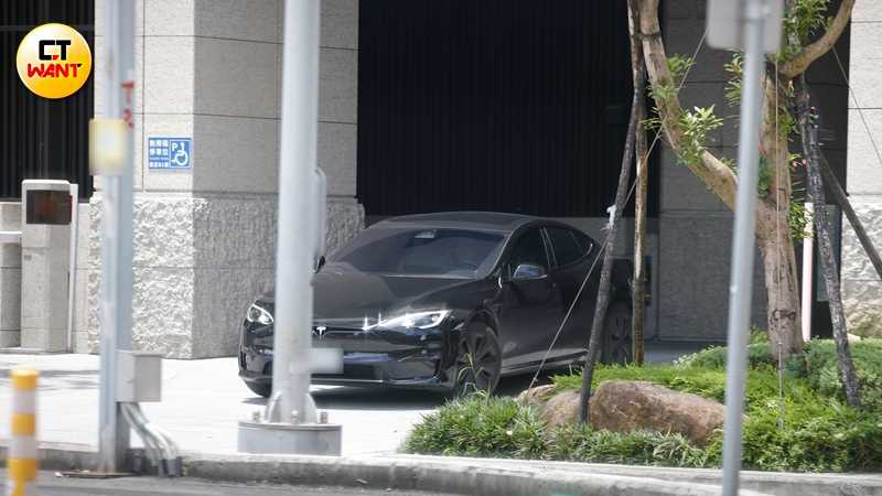 隔天中午，「粿王」另一位當事人王子從同一棟南港住處開車外出。（圖／本刊攝影組）