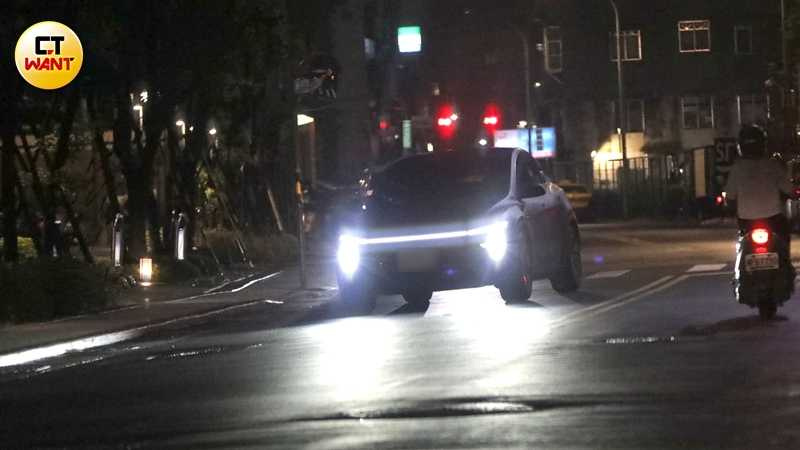 原本在接送時間外出的粿粿，疑似發現被跟拍改變行程，且過門而不入。（圖／本刊攝影組）