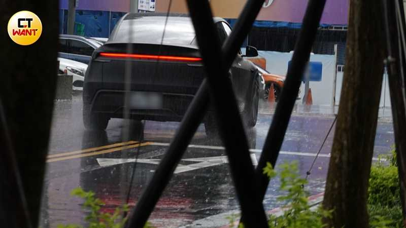 王子外出期間，粿粿座車也再度從豪宅地下停車場現身。（圖／本刊攝影組）
