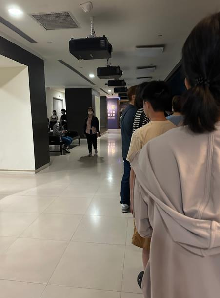故宮北院「龍藏經」展覽人潮爆滿。(圖/民視新聞網林韋慈攝)
