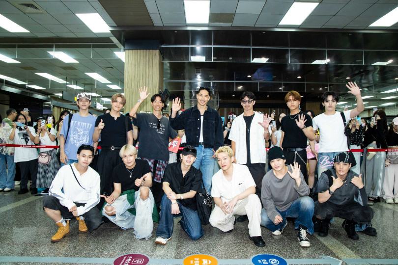 TAKUMI(後排左起) AOI、P-CHO 、AKIRA、MAKIDAI、SHIGETORA 、TAKI(前排左起)YUHI、AERON、KOTA、SHOW、 HINATA、NOSUKE今早抵台。(圖/LDH 愛夢悅提供)
