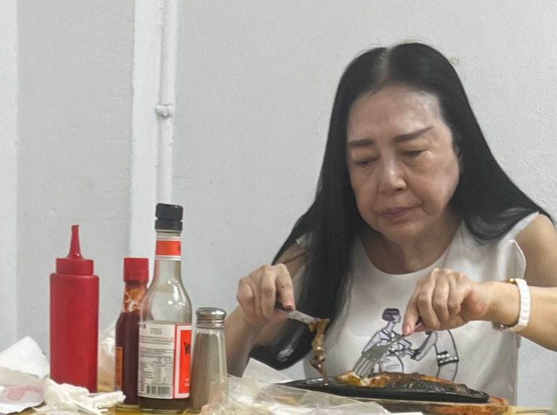 許純美抱怨照片把她拍得「像鬼一樣」。(圖/讀者提供)