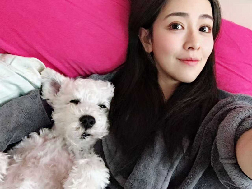 丁巧唯與愛犬雪納瑞「咕嘰」。（圖／帕奇特小屋提供）