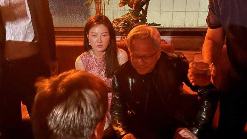 黃仁勳與Megaspeed陸籍女主管黃樂曾同場喝威士忌，紐時揭露，黃樂遭美方認定涉嫌替北京蒐集情報。（圖／翻攝自LinkedIn，@NetThunder）