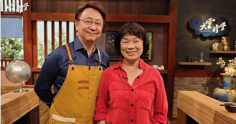 龍應台(右)在《大雲時堂》接受主持人李四端(左)的訪問。(圖/八大提供)